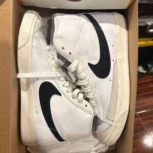 Nike White and Black Sneakers
